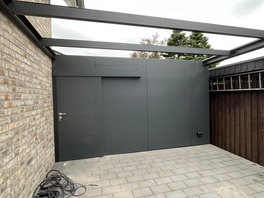 Eingezäunter Raum mit Wand