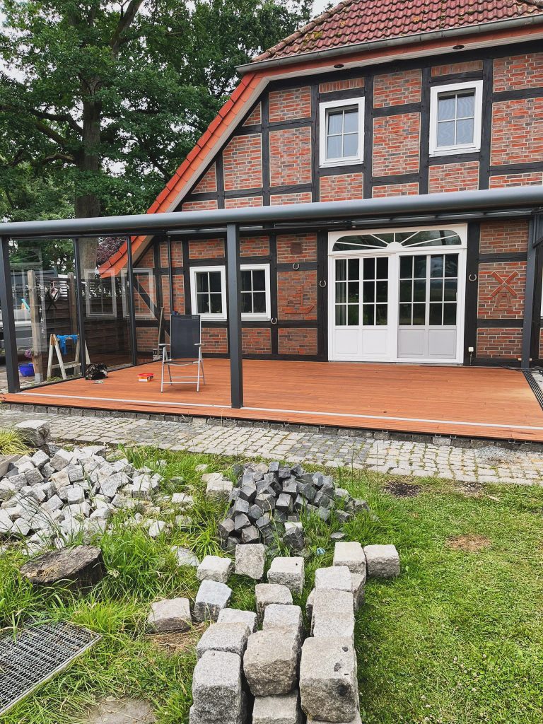 Haus mit Veranda und Steinen