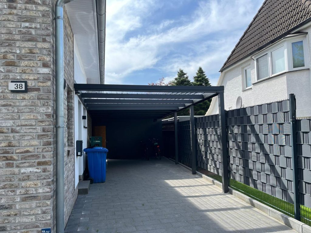 Carport neben einem Wohnhaus