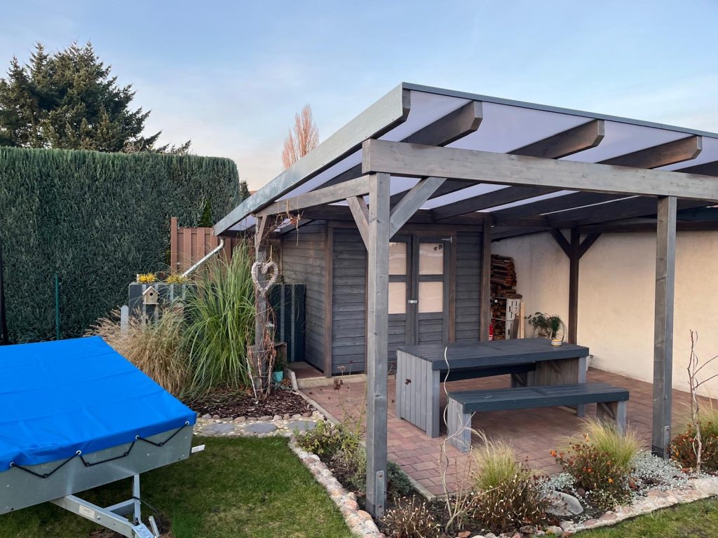 Gartenhaus mit Terrasse und Tisch