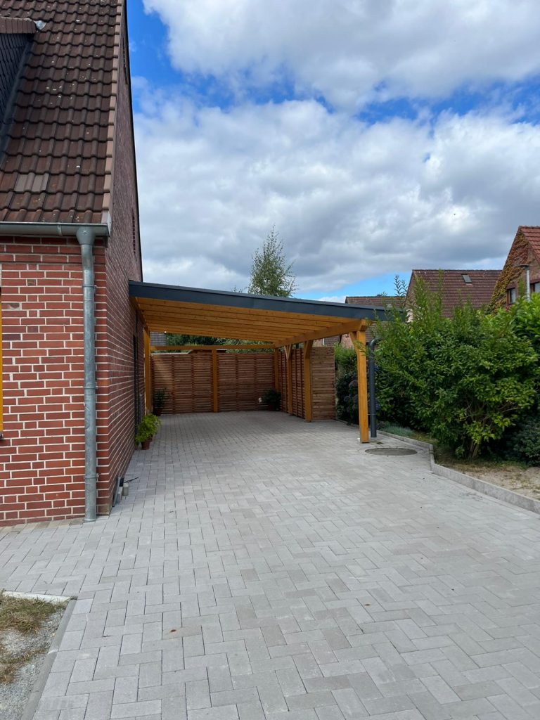 Carport neben einem Backsteinhaus