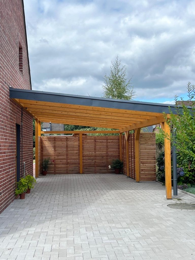 Carport neben einem Backsteinhaus