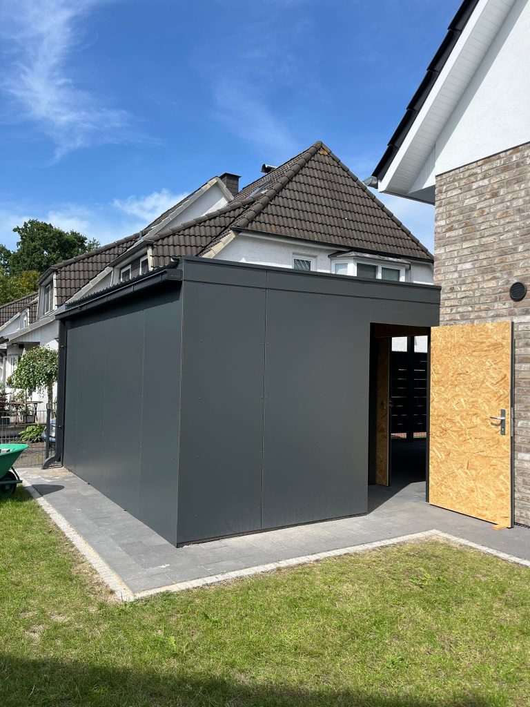 Grauer Schuppen mit offener Tür